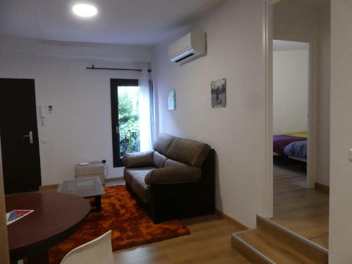 Apt 2 Acollidor Al Centre Historic De Vic Aptgarbi Buitenkant foto